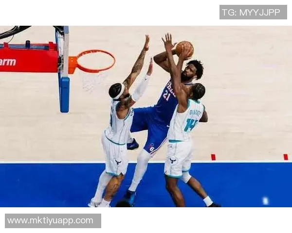 恩比德虽坐板凳却见证队友逆转精彩时刻贡献25分7篮板5助攻致敬登哥